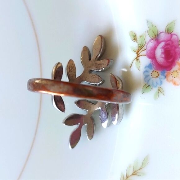 Vintage Art Deco Leaf Filigree Ring Size 8 - Picture 14 of 14